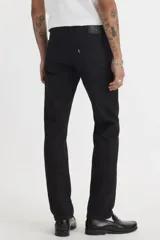 Pantalón de jean corte slim fit, color negro, con cierre de botones y cinco bolsillos clásicos.