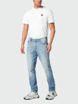 Jeans de corte recto en denim azul claro con efecto lavado. Presentan cierre de botón metálico y bolsillos clásicos.