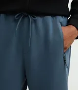 Pantalón deportivo masculino liso color negro, con ajuste elástico en la cintura y bolsillos laterales.