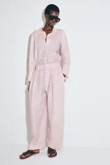Camisa de lino Zara Woman Collection, color rosado, con cuello solapa, manga larga con puño ancho y cierre frontal de botones.