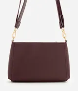 Cartera bandolera de poliuretano color marrón oscuro, con estructura firme y tamaño mediano. Cuenta con un bolsillo frontal con cierre, herrajes metálicos dorados, cierre principal y correa ajustable y desmontable.