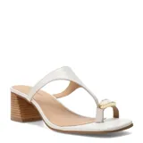 Sandalias de cuero blanco con taco cuadrado símil madera, diseño de tiras tipo thong y aplique metálico dorado con piedra decorativa en la trabilla del dedo.