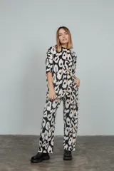 Pantalón de tiro alto con cintura elastizada y corte delantero.