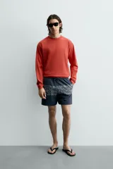 Sudadera de cuello redondo y manga larga, con ajuste regular y efecto lavado. Presenta acabados en rib en puños y ruedo, confeccionada en tejido de algodón con interior de rizo.