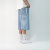 Bermuda baggy de denim color celeste, corte holgado y diseño largo por debajo de las rodillas. Cuenta con múltiples bolsillos traseros, presillas para cinturón y detalle de bordado en uno de los bolsillos.