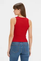 Musculosa de algodón color rojo con detalles en blanco en el cuello y sisas, de corte ajustado y diseño con estrella estampada en el centro del pecho.