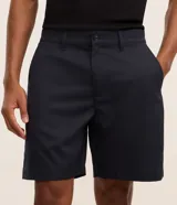 Bermuda recta azul marino confeccionada en sarga con tecnología que reduce las arrugas, seca rápido y ofrece mayor elasticidad.