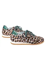 Zapatillas de estilo running con estampado animal print de leopardo sobre fondo rosado. Presentan detalles en color verde botella en la lengüeta, cordones, collarín y talón. Cuentan con suela de goma dentada y cuña interna oculta para mayor comodidad.