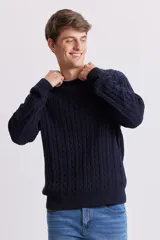 Buzo de punto con diseño de ochos, color azul marino, con cuello redondo y puños y ruedo acanalados.