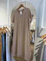 Vestido midi azul marino de lino, corte recto, con cuello en V, mangas cortas y detalle de flecos en ruedo y mangas.