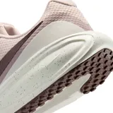 Championes Nike Revolution 8 Se color rosado con el swoosh en un tono marrón oscuro y suela blanca con motas.