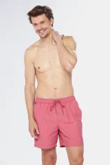 Short de baño liso color verde esmeralda, con cintura elástica y cordón ajustable.