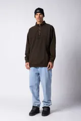 Buzo de frisa con efecto de lavado snow, corte oversize, cuello alto con medio cierre frontal y bordado al tono en el pecho. Cuenta con bolsillos laterales.