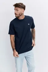 Remera de algodón color azul marino, de corte clásico y cuello redondo, con un pequeño logo bordado en el pecho.