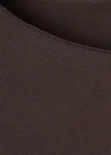 Camiseta de manga larga y corte entallado, con cuello barco, confeccionada en una mezcla de poliéster, viscosa y elastano.