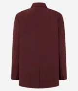 Blazer femenino color bordó, de corte oversized y caída recta. Presenta cierre traspasado con dos botones delanteros, mangas largas, cuello con solapa tradicional y bolsillos delanteros con acabado incorporado. Cuenta con forro interno.