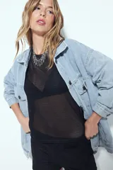 Top de manga corta de tejido mesh (red) color negro, de calce relajado y con transparencias.