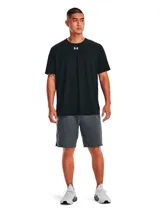 Remera deportiva Under Armour de manga corta, confeccionada en tejido Tech ultrasuave de secado rápido. Presenta un diseño liso en color negro con el logo de la marca estampado en el centro del pecho.