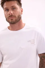 Remera blanca de manga corta con cuello redondo y un pequeño estampado minimalista en el pecho.