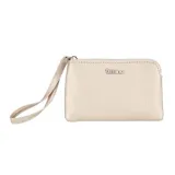 Sobre color beige con textura de cuero granulado, cierre superior con cremallera y tirador metálico. Incluye una correa de muñeca del mismo material y un logo metálico de la marca "Terrano" en el frente.