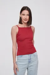 Top de punto acanalado color beige, con breteles finos, escote cuadrado y ajuste al cuerpo.