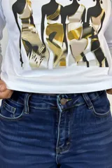 Pantalón de jean azul oscuro de corte chupín, con tiro medio y cierre frontal con botón y cremallera.