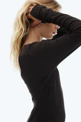 Vestido midi marrón de punto acanalado, con escote redondo y espalda en U, de manga larga y corte entallado. Tiene tajo lateral.