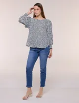 Blusa de manga larga abullonada con estampa geométrica en blanco y negro, escote redondo y puños anchos.