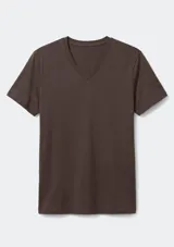 Remera básica de manga corta y cuello en V, de diseño liso y corte clásico.