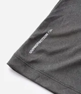 Remera deportiva verde militar de manga corta, confeccionada en tejido de malla 100% poliéster con tecnología Get Dry.