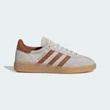Championes Adidas Handball Spezial de diseño clásico, confeccionados en gamuza color beige con las icónicas tres tiras y refuerzo en el talón con textura de piel de serpiente en tono marrón. Presentan suela de goma color caramelo y detalles dorados en el lateral y la lengüeta.