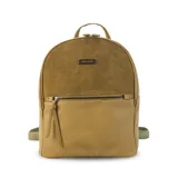 Mochila color marrón claro, combinada con apertura frontal y bolsillo interior. Tiene asa de mano y correas de galón regulables para colgar en la espalda.