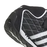 Zapatillas Adidas Adi Racer Hi de caña alta, color negro con diseño acolchado en forma de rombos y detalles en blanco. Presentan las tres tiras clásicas de Adidas en los laterales, cierre con cordones y correa con velcro en el tobillo.