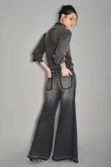 Pantalón de jean estilo oxford con diseño de paneles verticales en contraste y ruedo deshilachado.