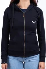 Campera de felpa con frisa y lycra color bordó, con capucha, cierre metálico y bolsillos frontales.