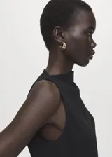 Vestido corto negro de poliéster con diseño asimétrico, un hombro descubierto, manga murciélago en el otro lado y detalle drapeado en la cintura con broches metálicos.