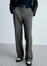Pantalon de vestir de corte recto y tiro alto, confeccionado en tejido de pana gris. Presenta cintura con elástico y diseño largo.