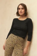 Remera negra de algodón, de manga larga y cuello bote.