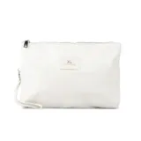 Sobre de mano blanco tipo clutch, confeccionado en símil cuero con textura granulada sutil. Cuenta con cierre superior plateado, correa de muñeca desmontable y parche frontal con el logo de la marca.