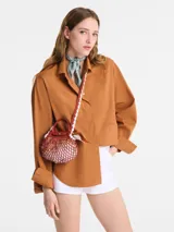 Bolso crossbody Longchamp modelo Le Pliage Xtra Filet Craft XS, de diseño tipo red en color terracota con detalles en cuero al tono, manijas cortas y correa larga ajustable.