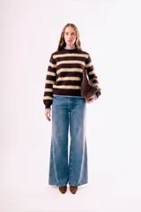 Sweater de tejido de punto con diseño a rayas horizontales en tonos marrón, amarillo y celeste. Presenta cuello redondo, mangas largas con puños acanalados y una silueta relajada.