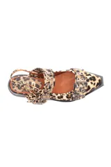 Sandalias con estampado animal print, con puntera cerrada y tiras con hebillas y ojales.