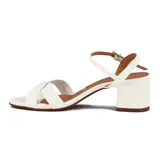 Sandalias de tacón Vizzano color negro, con tiras cruzadas en la parte delantera y tira ajustable al tobillo con hebilla metálica dorada. Tacón ancho y medio.