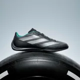 Championes Adidas Feroza Base Mer de color negro, con las icónicas tres tiras de la marca en tono plateado y detalles en color menta en el cuello y el lateral. Diseño aerodinámico de estilo deportivo.