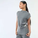 Sweater gris sin mangas confeccionado en tejido de punto, con cuello alto y detalle de hebilla metálica dorada en el lateral.