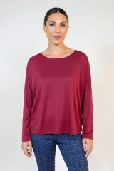 Buzo de lanilla color bordó, con cuello redondo, mangas largas con caída caída y corte holgado.