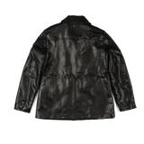 Campera de poliuretano color negro, de diseño liso con cuello camisero, cierre frontal con botones y múltiples bolsillos delanteros con solapa y botón.