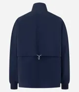 Campera rompevientos azul marino con cuello alto ajustable, cierre frontal y cordones en la cintura para un ajuste entallado. Presenta detalles de costuras en contraste blanco y puños elásticos.