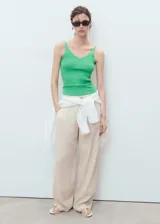 Top de punto fino color verde, con tirantes finos y cuello en pico, de diseño entallado y sin mangas.