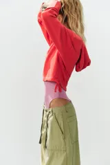 Sudadera de algodón rojo con efecto lavado, cuello redondo con capucha y abertura en V, manga larga y bajo ajustable con cordones.
